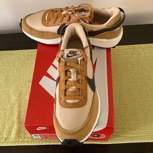 Nike Women's Waffle Debut- NWT